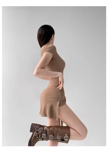 Détail d'une combinaison courte côtelée marron et de bottes hautes assorties pour femmes
