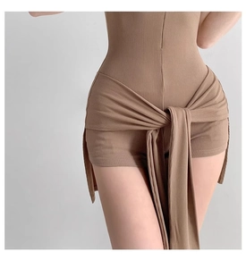 Détail d'un ensemble de yoga en maille côtelée marron clair avec lien à la taille