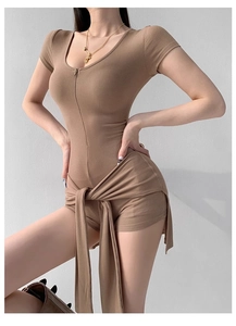 Détail de la texture côtelée et du lien à la taille du combishort de sport marron