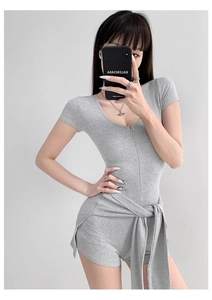 Détail du combishort gris clair côtelé avec fermeture éclair et ceinture à nouer