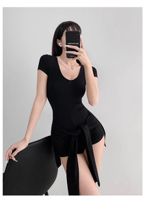 Détail d'un combishort noir cintré avec fermeture éclair en V et ceinture à nouer