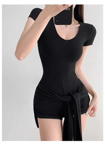 Détail de combishort de yoga noir côtelé avec col en U zippé et ceinture à nouer