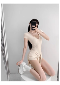 Détail d'un body côtelé beige avec col en V zippé et nœud élégant à la taille