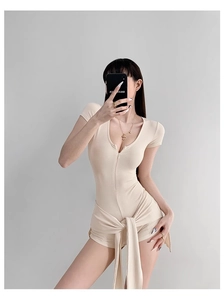 Détail d'un combishort en maille côtelée beige avec fermeture éclair et ceinture