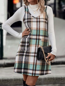 Detailansicht Damen Kariertes Trägerkleid mit Taschen und elegantem Karomuster Design