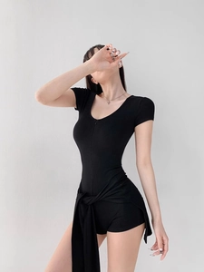Combinaison courte noire ajustée à manches courtes et tissu côtelé pour le yoga et fitness