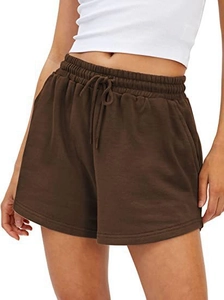 Detailansicht brauner Sport-Shorts mit hoher Taille, Kordelzug und Seitentasche