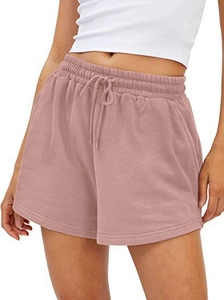 Detail der Sport-Shorts mit hoher Taille, verstellbarem Kordelzug und Seitentaschen