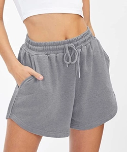 Makro-Detail des hohen elastischen Bunds mit passendem Kordelzug an grauen Sportshorts