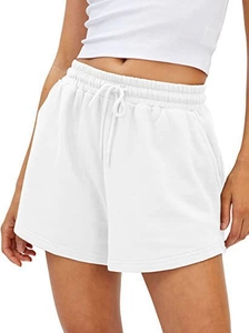 Detailansicht der weißen Sportshorts mit Kordelzug am hohen Bund und seitlichen Taschen