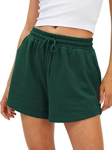 Detailansicht der dunkelgrünen Sport-Shorts mit hoher Taille, Kordelzug und Seitentaschen