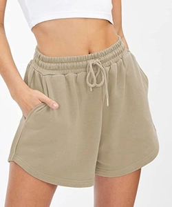 Detailansicht des elastischen Hochbunds mit Kordelzug und Seitentaschen bei Sportshorts