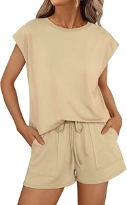 Detalle de conjunto casual de mujer con pantalones cortos con cordón y bolsillos laterales