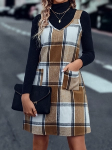 Detailansicht des karierten Trägerkleids mit Seitentaschen und strukturiertem Tweed