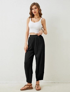 Detailansicht der schwarzen Hose mit hoher Taille und funktionalen großen Seitentaschen