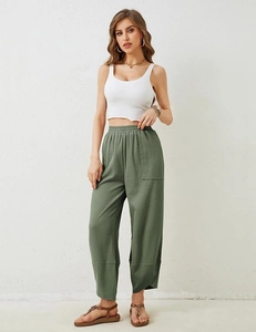 Detail der grünen Weitmantelhose mit hohem Bund, Gummizug und praktischen Seitentaschen