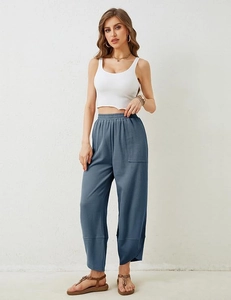 Detailansicht der Damen-Weitbeinhose mit großen Seitentaschen und Schlitz am Saum