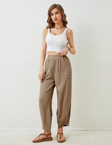 Detail der braunen Damen-Weitbeinhose mit Waffelstruktur und asymmetrischem Saum
