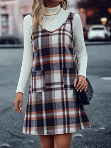 Detailansicht Damen Trägerkleid mit Karomuster, Taschen und dicker Wolltextur