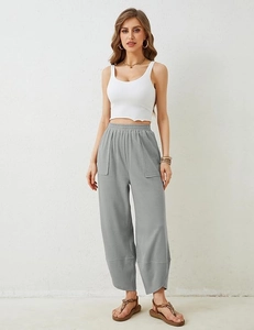 Detailansicht der grauen Casual-Hose mit weitem Bein, Gummizug und seitlichen aufgesetzten Taschen