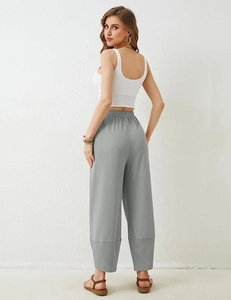 Detail der grauen Hose mit weitem Bein, elastischem Faltenbund und weichem Strickstoff