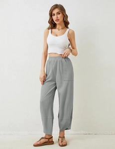Detail der grauen weiten Hose mit hohem Bund und großen Seitentaschen aus weichem Baumwollstoff