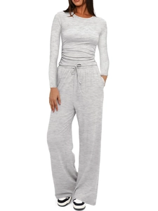 Ensemble détente gris deux pièces avec haut à manches longues et pantalon large à cordon