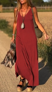 Dettaglio di abito lungo rosso scuro con scollo a V e taglio ad H senza maniche estivo