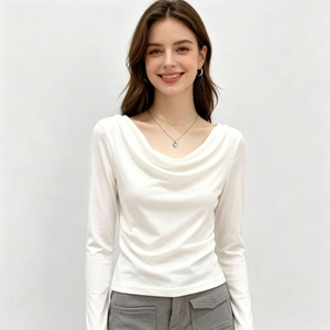 Détail du col bénitier élégant sur un t-shirt blanc minimaliste à manches longues