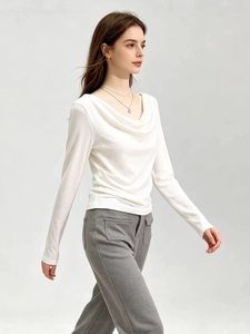 Haut élégant à col drapé et manches longues pour femme avec pantalon gris décontracté