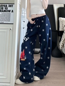 Pantaloni della tuta blu scuro a gamba larga con stampa di stelle e toppe vintage