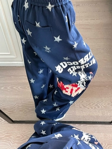 Pantaloni sportivi blu navy con stelle bianche, scritte e vita elastica con coulisse