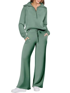 Dettaglio felpa con zip verde salvia e pantaloni sportivi a gamba larga set