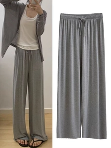 Détail du pantalon de détente gris foncé à jambe large et taille haute à cordon