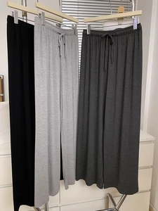 Détail du pantalon large taille haute avec cordon de serrage et texture fluide douce