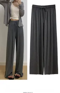 Détail du pantalon large gris foncé montrant la taille élastique et le cordon