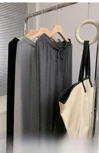 Détail du pantalon large décontracté avec cordon à la taille haute et maille douce