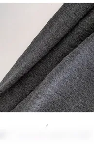 Détail macro du tissu gris foncé à texture sergée pour pantalon large décontracté