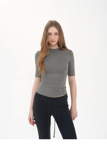 Close-up of slim fit grey short sleeve tee in fine ribbed fabric with round neck