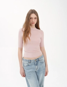 Detail of slim fit light pink T-shirt featuring smooth knit fabric and classic crew neck