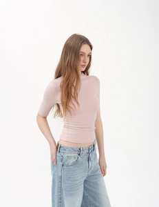 Close-up of pink mock-neck slim fit short sleeve t-shirt in fine ribbed fabric