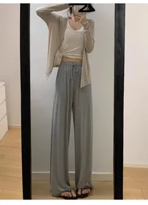 Ensemble détente trois pièces avec cardigan beige, débardeur blanc et pantalon large gris