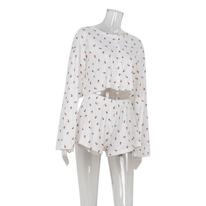 Détail de l'imprimé fleuri sur le cardigan court à manches longues et le short