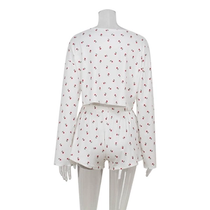 Détail d'un ensemble crop top à manches longues et short à taille haute à imprimé floral