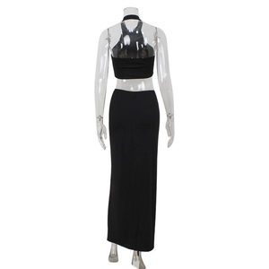 Vista posteriore di un completo nero a due pezzi con crop top all'americana e gonna lunga