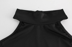 Dettaglio del top a collo alto nero con cuciture raffinate e tessuto elasticizzato opaco