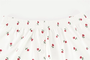 Détail du short de pyjama côtelé avec imprimé fleurs roses et boutons décoratifs