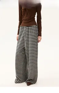 Detailansicht der gestreiften Lounge-Hose mit hoher Taille und dekorativem Kordelzug am Bund