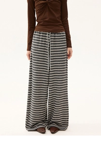 Detail der grau gestreiften Weitbeinhose mit Kordelzug und braunem Knotenshirt