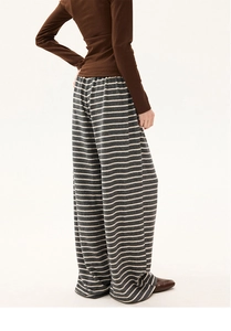 Detail der hoch taillierten, gestreiften Hose mit weitem Bein und weicher Stricktextur